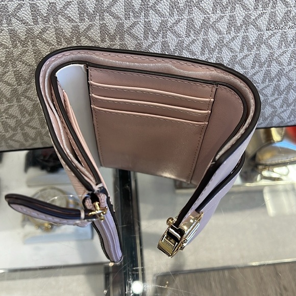 MICHAEL KORS
Carmen Medium Faux Leather Wallet
Powder Blush 
NWT - Picture 12 of 16